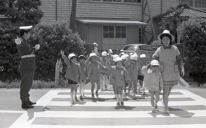1974 幼稚園交通安全ルール指導018.jpg